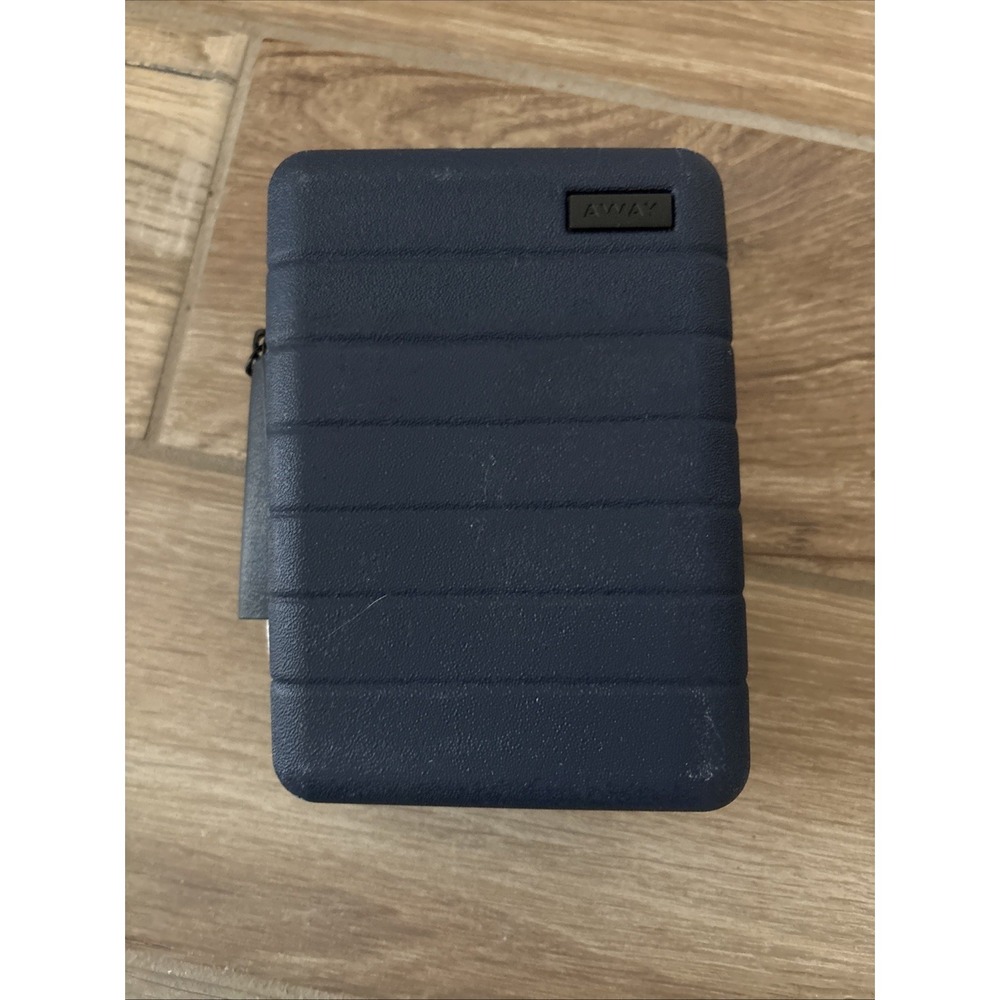 THE AWAY x UNITED AIRLINES Amenity Kit (Case Only)
